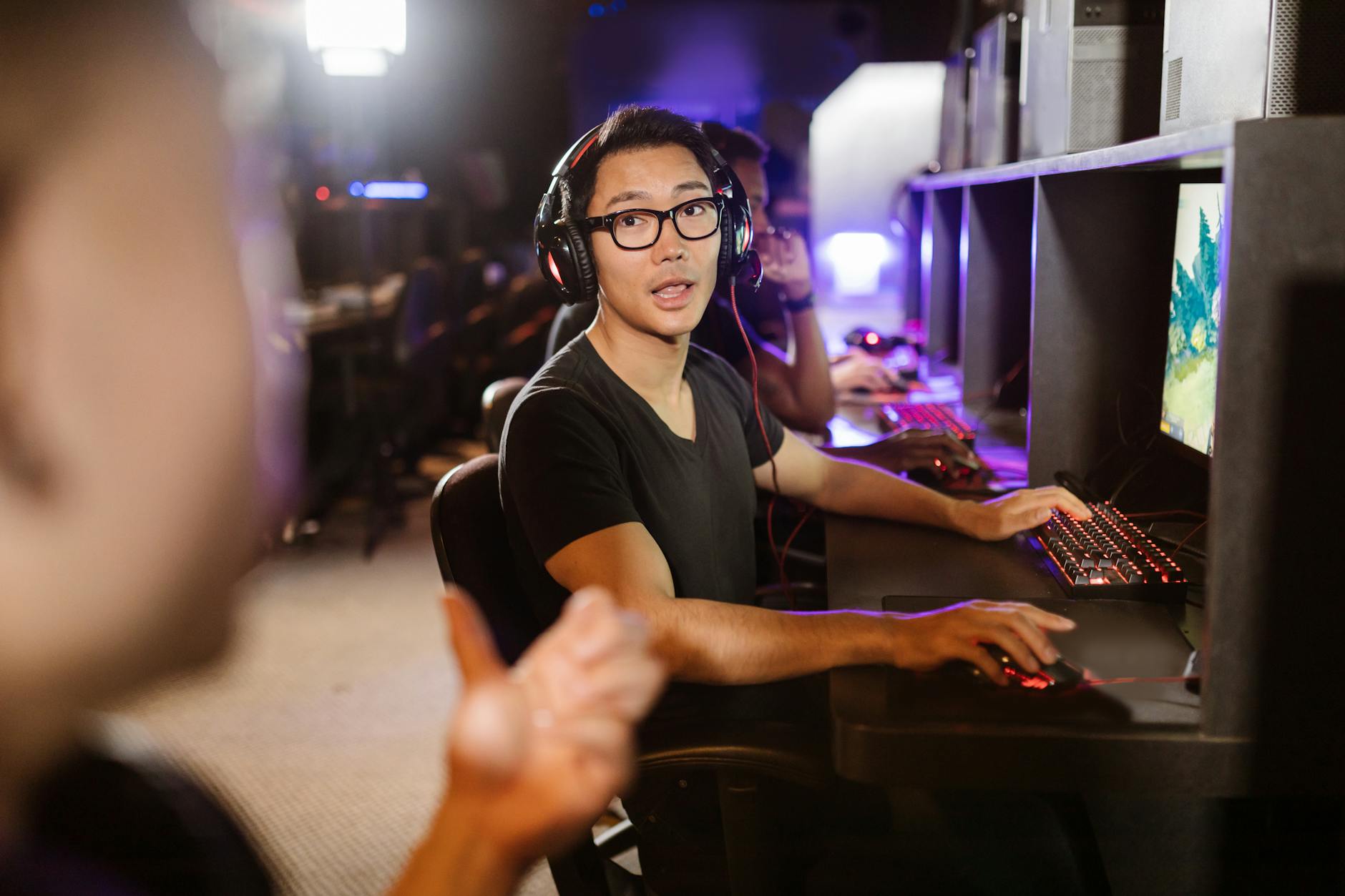 Đội tuyển e-sport đang thi đấu tập trung trước hệ thống máy tính trong giải chuyên nghiệp