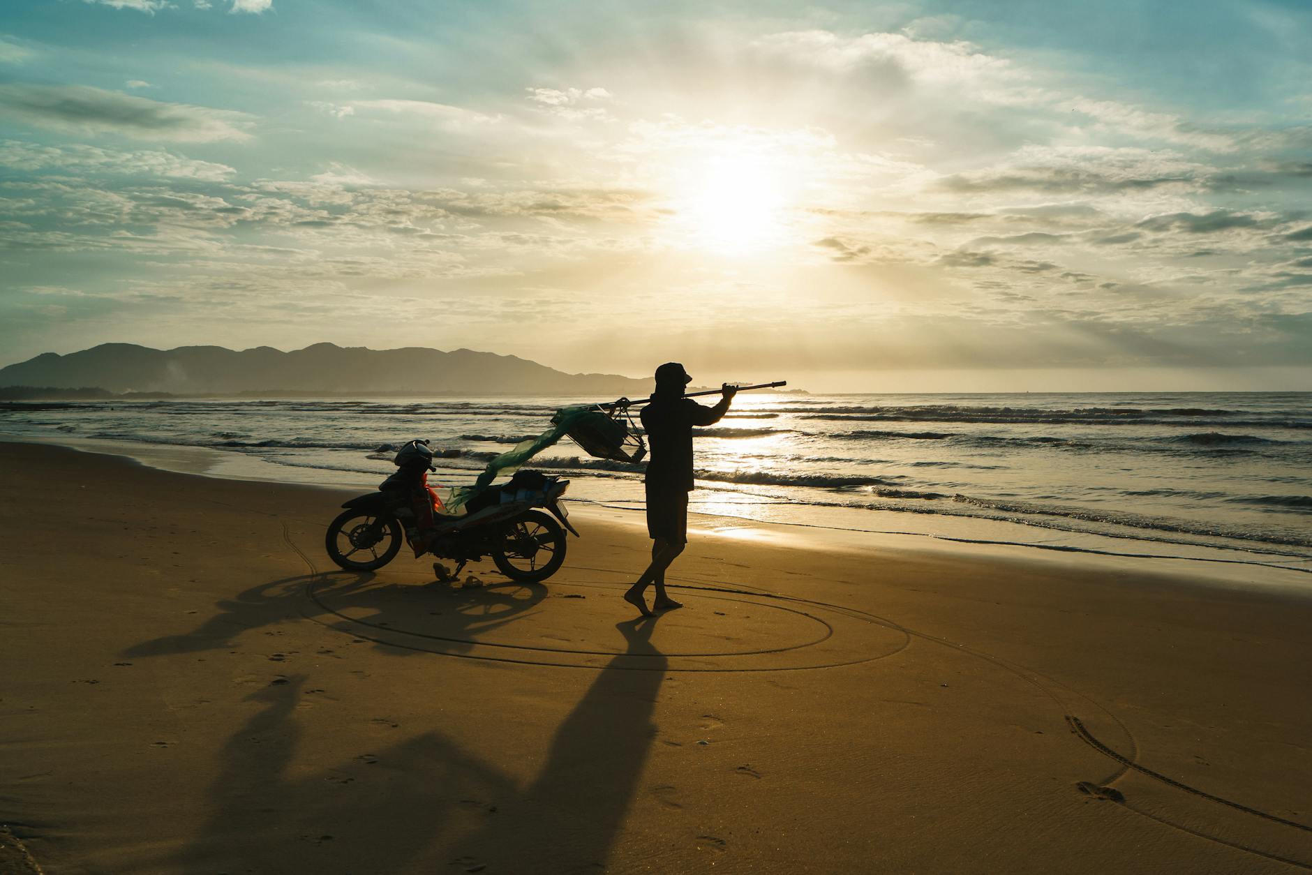 Người chơi phân tích tỷ số trước khi chọn kèo chấp 2 bàn